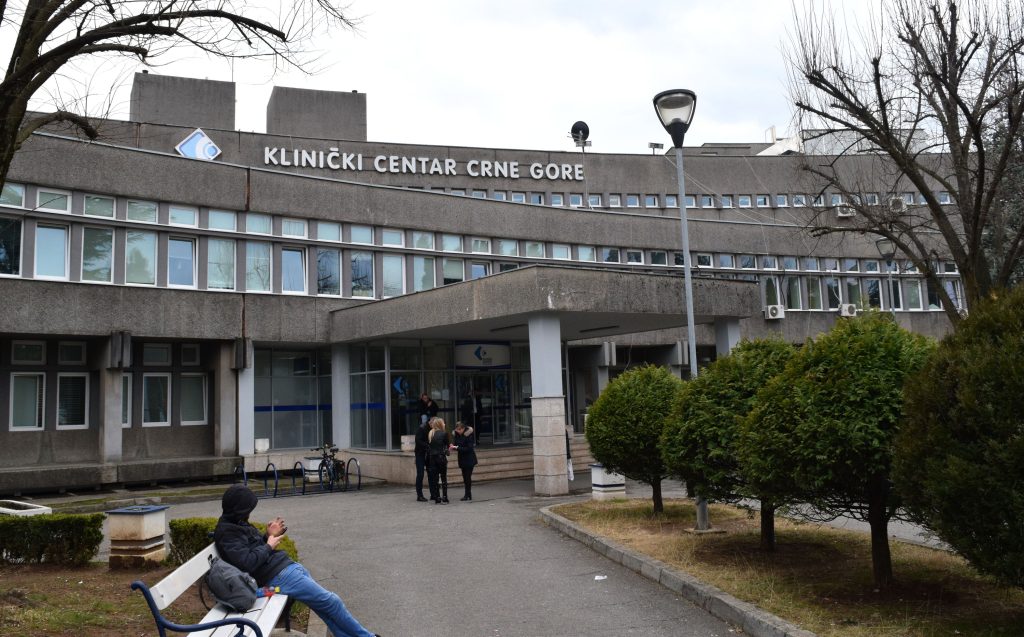 "U dvorištu se trguje opušteno": Klinički centar Crne Gore - Foto: Luka Zeković